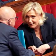 Marine Le Pen i samtal med Éric Ciotti, ledare för det allierade högerpartiet UDR.