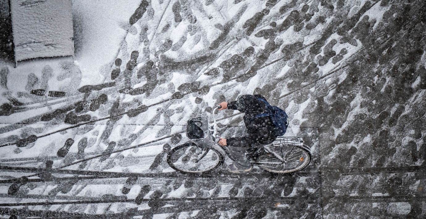 Snökaoset fortsätter – buss ligger på sidan vid E4:an