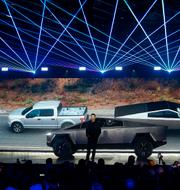 Elon Musk presenterar modellen 2019.  Ringo H.W. Chiu / AP