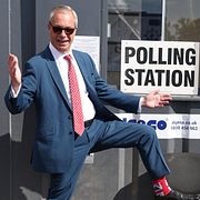 Nigel Farage röstar i de brittiska lokalvalen tidigare i sommar.