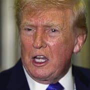 Trump talar med reportrar på hans flyg Air Force One.