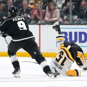 Pittsburgh Penguins forward Josh Archibald gör en kullerbytta när Adrian Kempe åker förbi.