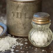 Salt – natriumklorid – i olika former. Illustrationsbild.
