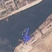 Den välta jagaren syns som en blå fläck liggandes i hamnen i Chongjin på satellitbilder. Enligt bedömningar är det en blå presenning som ligger över fartyget. 