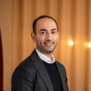 – Paradoxalt nog är det tragiska kriget också en katalysator för det gröna skiftet. Vi ser att förnybar energi såsom vind och sol diskuteras alltmer flitigt som alternativ till fossil energi, Nader Hakimi Fard, medförvaltare av fonden Storebrand Renewable Energy.