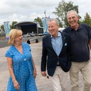 Anders Wiklöf (i mitten) i samband med att han i juli 2022 firade sin 76-årsdag med en konsert. som leddes av SVT-profilerna Marianne Rundström och Claes Elfsberg.