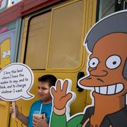 Apu och ett fan vid SXSW i Austin 2015.