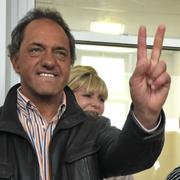 Segerviss Scioli avlägger sin röst i Buenos Aires på söndagen.