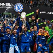 Chelsea lyfter pokalen. 