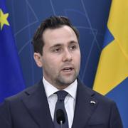 Bistånds- och utrikeshandelsminister Benjamin Dousa (M) under en pressträff där Sveriges hittills största stödpaket till Ukraina presenteras.