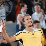 Alex Zverev och Carlos Alcaraz jublar efter sina semifinalsegrar.