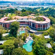 Capella Hotel på Sentosa, med centrala Singapore i bakgrunden.