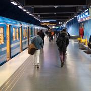 Resenärer vid tunnelbanans station T-centralen (blå linjen) i Stockholm.