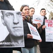 Demonstranter i Berlin kräver Navalnyjs frigivning.