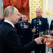 Putin skålar med ryska soldater som belönats med medaljer under en ceremoni i början av december.