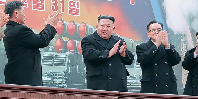 Kim Jong-Un hyllas under nyår. AP