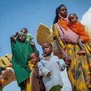 Kvinnor och barn i utkanten av Mogadishu, Somalia.