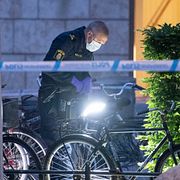 Polisens kriminaltekniker arbetar innanför avspärrningarna vid Triangeln i centrala Malmö tidigt på torsdagsmorgonen.