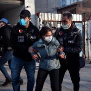 En HDP-anhängare grips av polis vid en tidigare demonstration i februari. Arkivbild.