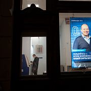 Arkivbild från 2022: Bankkund tar ut pengar på VTB i Moskva. 