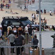 Säkerhetspersonal på Bondi Beach den 21 december 2025, en vecka efter attentatet.