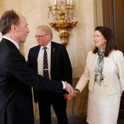 Utrikesminister Ann Linde (S) hälsar på Erkki Tuomioja under torsdagen. 