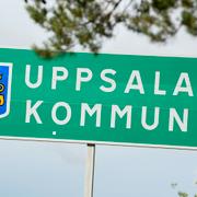 En grön skylt med Uppsala Kommuns kommunvapen. Illustrationsbild.