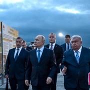 Vladimir Putin i en oljehamn i östra Ryssland. 