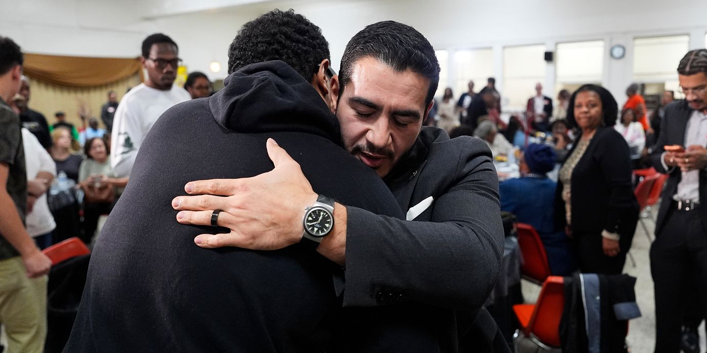 Demokraten Abdul El-Sayed träffar väljare i Detroit. Bild från 14 oktober.