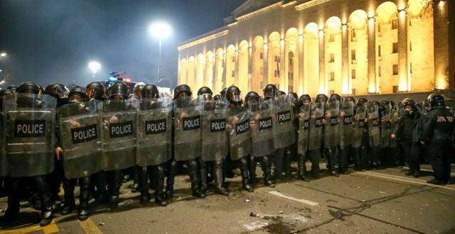 Georgisk kravallpolis i Tbilisi. Zurab Tsertsvadze / AP