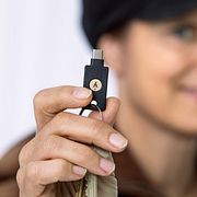 Bolagets grundare Stina Ehrensvärd håller i en så kallad yubikey.