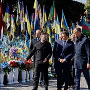 Ukrainas president Volodymyr Zelenskyj med flera europeiska ledare. Arkivbild.