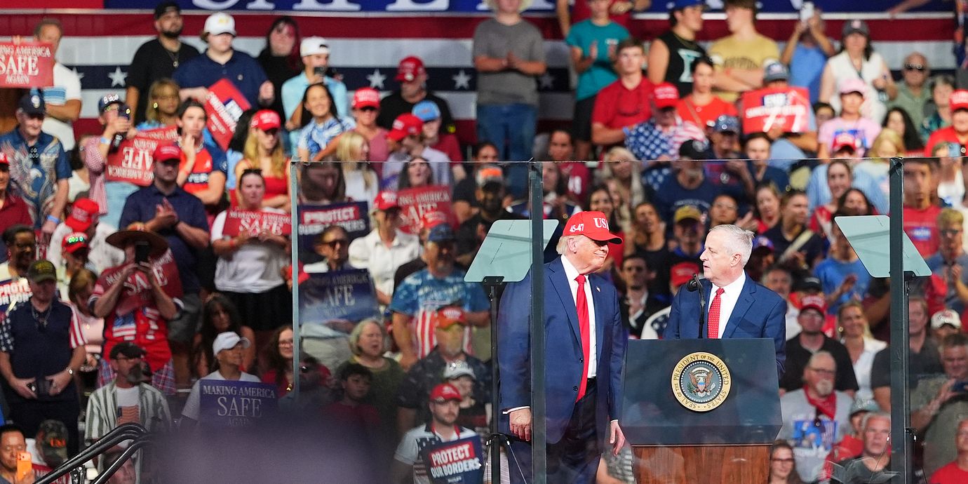 Donald Trump tillsamans med Michael Whatley, som kandiderar till senaten för North Carolina, under ett kampanjmöte i september.