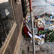 Blommor och ljus utanför det internetcafé på Drottninggatan i Malmö där tre personer sköts till döds.