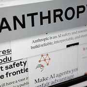 Hemsidor från företaget Anthropic på en datorskärm. Illustrationsbild.