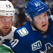 Los Angeles Kings forward Kyle Clifford och Vancouver Canucks forward Elias Pettersson. 