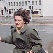 Bergen runt staden gjorde det enkelt för prickskyttarna att träffa människor som rörde sig i staden. Runt om i Sarajevo syntes skyltar som varnade för prickskyttar på taken. 