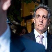 Michael Cohen lämnar bostaden på väg mot rättegången tidigare i dag. 