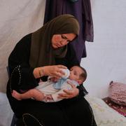 Kvinna i Gaza matar sin dotter.