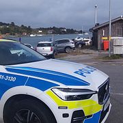 Polisbil vid Rörtångens brygga.