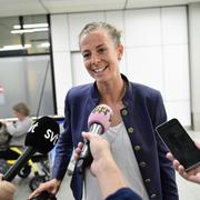 Lotta Schelin och svenska fotbollslandslaget anländer till Schiphol i Amsterdam