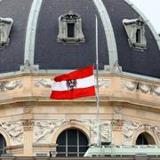 Österrikes flagga på halv stång utanför en byggnad i Wien. 