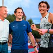 Sergej Bubka till vänster, Armand Duplantis till höger. I mitten står tidigare stavhopparen Renaud Lavillenie. Från 25 augusti 2022.