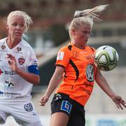 Rosengård Caroline Seger och Kungsbackas Ida Strömblad under lördagens damallsvenska fotbollsmatch mellan FC Rosengård och Kungsbacka DFF på Malmö IP. 