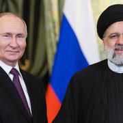 Rysslands president Vladimir Putin tillsammans med den tidigare iranske presidenten Ebrahim Raisi, som i maj dog i en helikopterkrasch. Bilden är från 2023. 