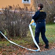 Polisavspärrning utanför villan. 