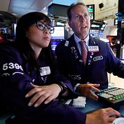 Investerarna Erica Fredrickson och Glenn Carell på New York Stock Exchange. Arkivbild.