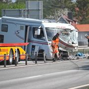 Den inblandade husbilen transporteras bort.