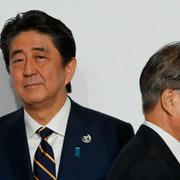 Japans premiärminister Shinzo Abe, till vänster, och Sydkoreas president Moon Jae-in, till höger. Under sommarens G20-möte i Osaka.  