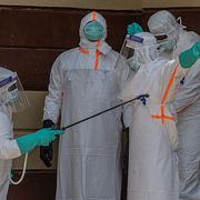 Vårdpersonal desinficeras efter att ha vårdat en ebolasmittad. Arkivbild från 12 juni.